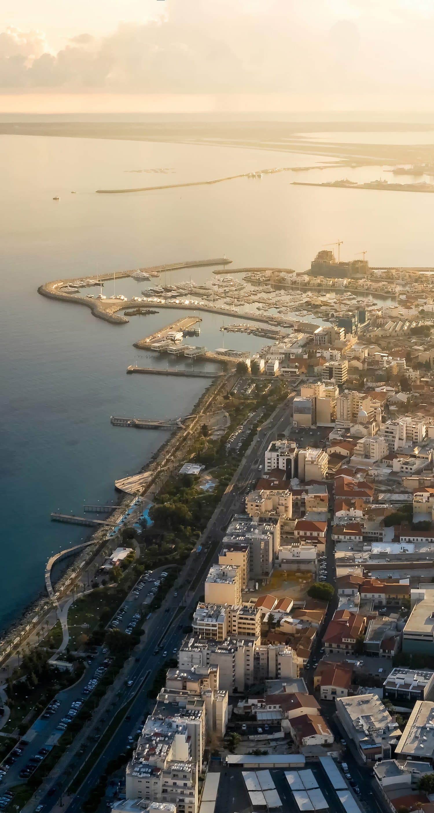 Η ακτή της Λεμεσού από ψηλά, την ώρα του ηλιοβασιλέματος