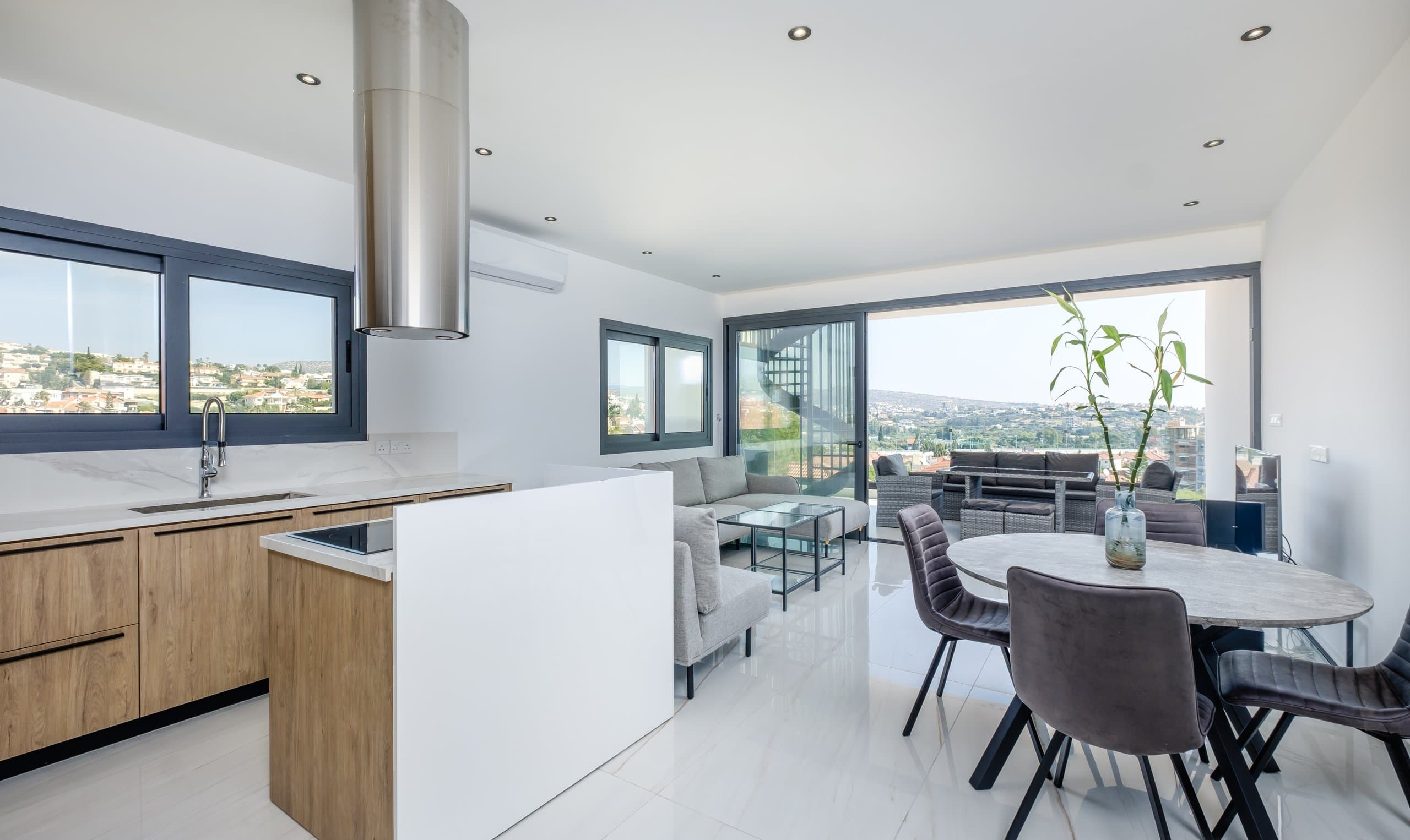 Photograph of a delivered Simplicity 1 kitchen and dining space